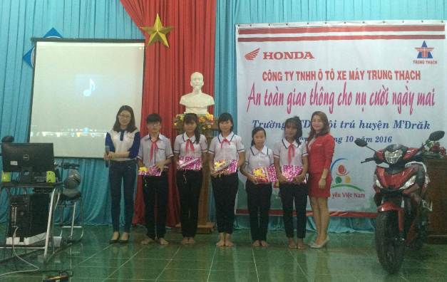 Bà Hà Thị Kim Oanh – Cửa hàng trưởng Cửa hàng xe máy Trung Thạch 5 trao thưởng cho học sinh.