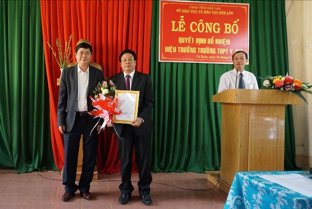 Ông Phạm Đăng Khoa -  Giám đốc Sở trao Quyết định bổ nhiệm và  phát biểu giao nhiệm vụ cho ông Võ Tấn Hòa