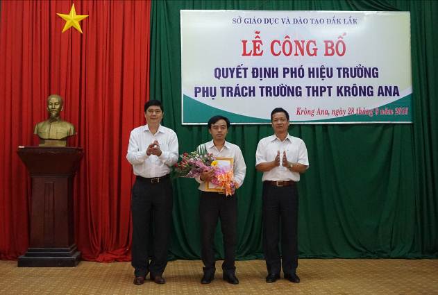Ông Phạm Đăng Khoa -  Giám đốc Sở và ông Nguyễn Đức Trản - Chủ tịch Công đoàn Ngành  trao Quyết định và tặng hoa chúc mừng ông Vương Xuân Hồng