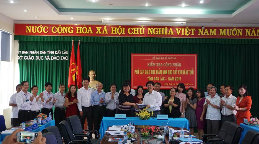 Bà HYim Kđoh- Phó Chủ tịch UBND tỉnh và ông Nguyễn Bá Minh- Vụ trưởng Vụ Giáo dục Mầm non ký biên bản đề nghị Bộ Giáo dục và Đào tạo công nhận tỉnh Đắk Lắk đạt chuẩn phổ cập giáo dục mầm non cho trẻ em 5 tuổi
