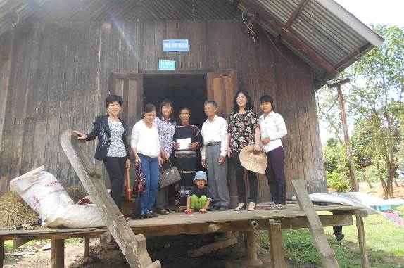 Hội Cựu giáo chức Krông Bông thăm và tặng quà các cựu giáo chức có hoàn cảnh khó khăn