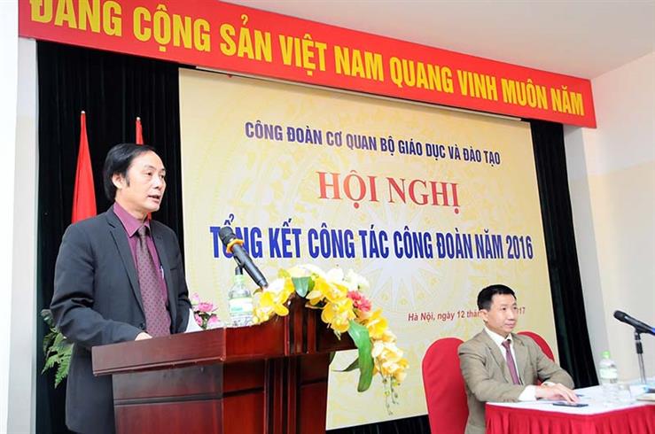 Phó Chủ tịch Công đoàn Bộ  Vũ Đình Giáp báo cáo kế hoạch triển khai nhiệm vụ năm 2017.