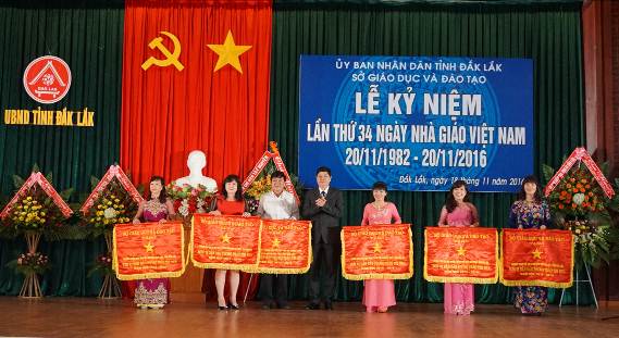 Ông Phạm Đăng Khoa – Giám đốc Sở GDĐT trao Cờ thi đua của Bộ GDĐT cho các đơn vị dẫn đầu năm học 2015-2016