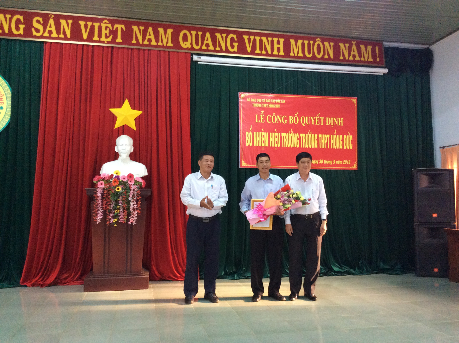 Ông Phạm Đăng Khoa- Giám đốc Sở GDĐT và ông Đoàn Đình Duẩn- phó Chủ tịch Công đoàn Ngành trao Quyết định và tặng hoa cho ông Nguyễn Chơn Ủy- Hiệu trưởng trường THPT Hồng Đức