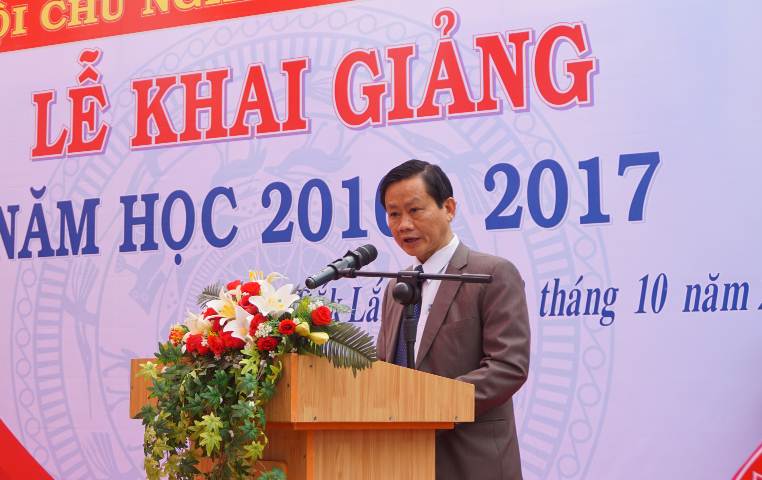 Ông Bùi Hữu Thành Cát- Phó Giám đốc Sở GDĐT đọc thư của Chủ tịch nước gửi ngành Giáo dục nhân dịp khai giảng năm học mới 2016-2017