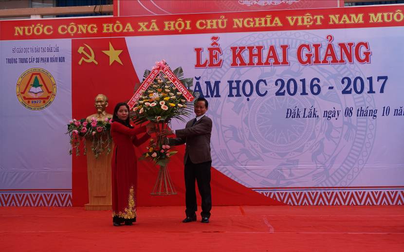 Ông Bùi Hữu Thành Cát- Phó Giám đốc Sở GDĐT tặng hoa chúc mừng trường Trung cấp Sư phạm Mầm non nhân dịp khai giảng năm học mới 2016-2017