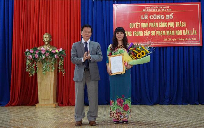 Phó Giám đốc Sở Bùi Hữu Thành Cát trao Quyết định và tặng hoa cho bà Vũ Thị Thanh Hiển