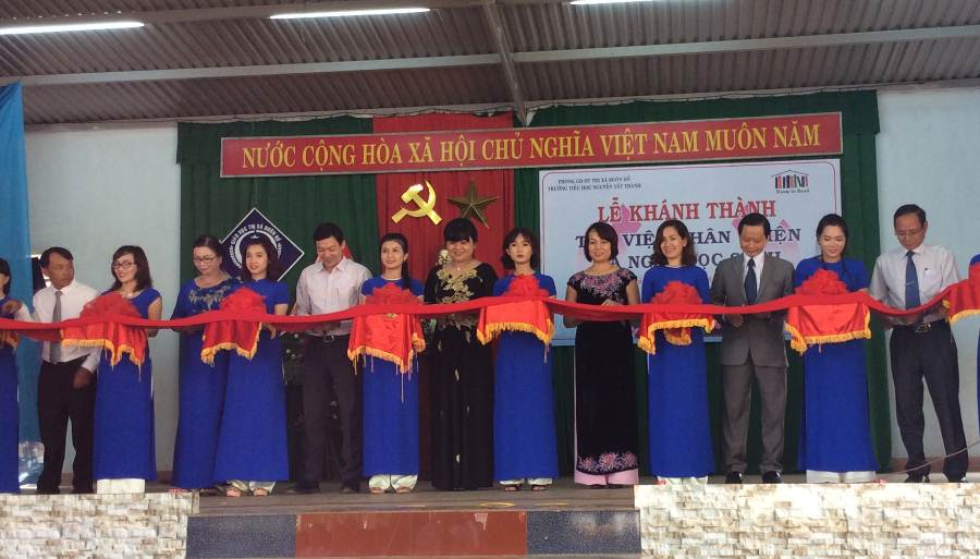 Các đại biểu cắt băng khánh thành Thư viện thân thiện tại trường TH Nguyễn Tất Thành