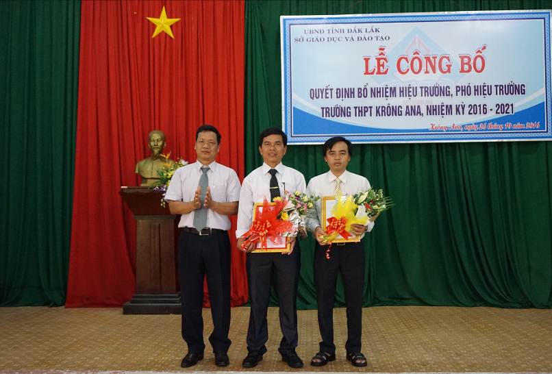 Ông Nguyễn Đức Trản  - Chủ tịch Công đoàn ngành trao Quyết định bổ nhiệm và phát biểu giao nhiệm vụ