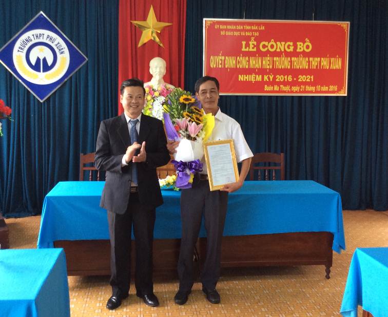 Ông Nguyễn Ngọc Quang- Phó Giám đốc Sở GDĐT trao Quyết định và tặng hoa cho ông Đặng Yến