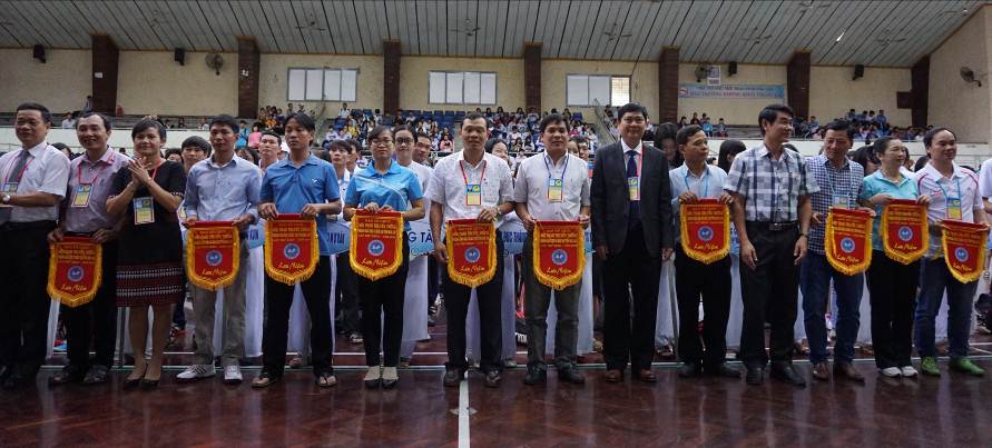 Các đơn vị tham gia Hội thao nhận Cờ Lưu niệm của Ban Tổ chức