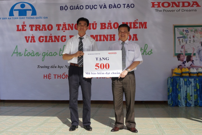 Ông Nguyễn Ngọc Quang - Phó Giám đốc Sở GDĐT đại diện Ngành Giáo dục tỉnh nhận 500 mũ bảo hiểm đạt chuẩn của Công ty Honda Việt Nam