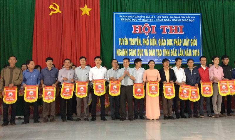 Đại diện các đơn vị tham gia Hội thi nhận Cờ Lưu niệm của Ban Tổ chức Hội thi