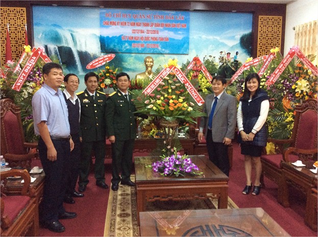 Ông Thái Văn Tài- Phó Giám đốc Sở GDĐT và đại diện cán bộ nhân viên Sở GDĐT đến thăm và tặng lẵng hoa cho Bộ Chỉ huy Quân sự Tỉnh Đắk Lắk nhân ngày thành lập Quân đội Nhân dân Việt Nam 22/12