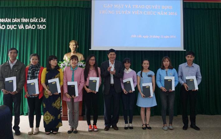 Ông Phạm Đăng Khoa - Giám đốc Sở GDĐT trao Quyết định trúng tuyển cho các viên chức