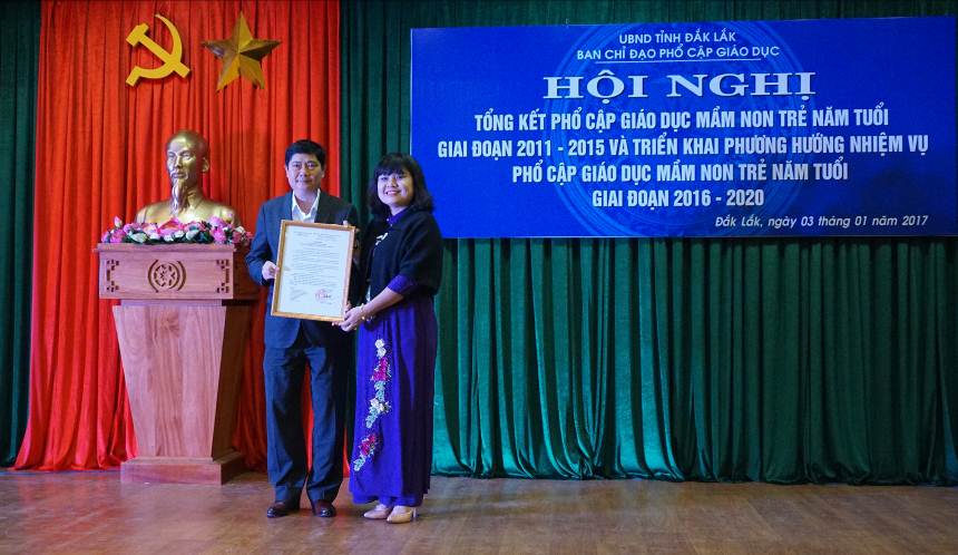 Bà HYim Kđoh- Phó Chủ tịch UBND tỉnh trao Quyết định của Bộ Giáo dục và Đào tạo công nhận tỉnh Đắk Lắk đạt chuẩn phổ cập giáo dục mầm non trẻ em năm tuổi