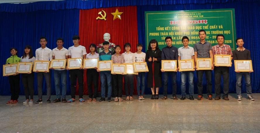 Bà HYim Kđoh- Phó Chủ tịch UBND tỉnh trao Bằng khen của UBND tỉnh cho các huấn luyện viên và học sinh đã có thành tích xuất sắc tại Hội khỏe Phù Đổng lần thứ IX năm 2016