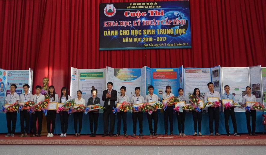 Ông Phạm Đăng Khoa- Giám đốc Sở GDĐT trao thưởng cho các tác giả dự án đạt giải Nhất toàn cuộc