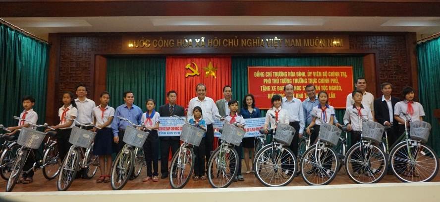 Phó Thủ tướng Thường trực Chính phủ cùng lãnh đạo tỉnh Đắk Lắk trao tặng xe đạp cho các em học sinh