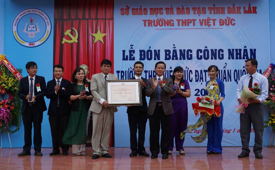 Ông Bùi Hữu Thành Cát - Phó Giám đốc Sở GDĐT trao Bằng chứng nhận trường THPT chuẩn Quốc gia cho trường THPT Việt Đức
