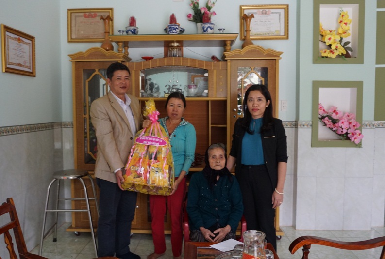 Bà Lê Thị Thanh Xuân - Phó Giám đốc Sở GDĐT và ông Đoàn Đình Duẩn - Phó Chủ tịch Công đoàn Ngành tặng quà cho mẹ Việt Nam anh hùng Ngô Thị Khiêm