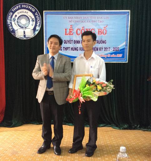 Ông Thái Văn Tài- Phó Giám đốc Sở GDĐT trao Quyết định và tặng hoa cho ông Nguyễn Hoàng Nam