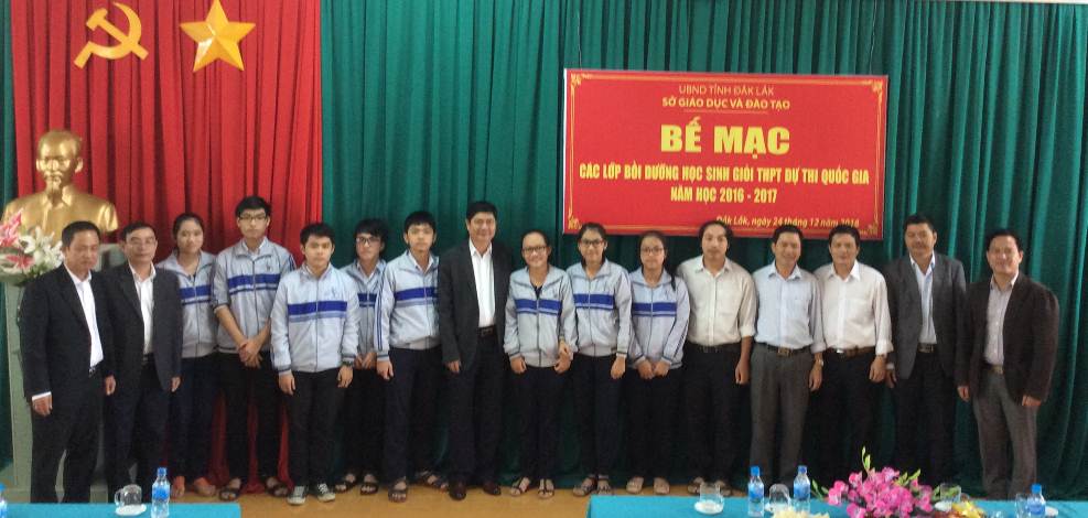 Lãnh đạo Sở và Ban Tổ chức lớp bồi dưỡng chụp hình lưu niệm với giáo viên và học sinh môn Hóa học, môn thi có 7/8 học sinh đạt giải quốc gia trong năm 2017