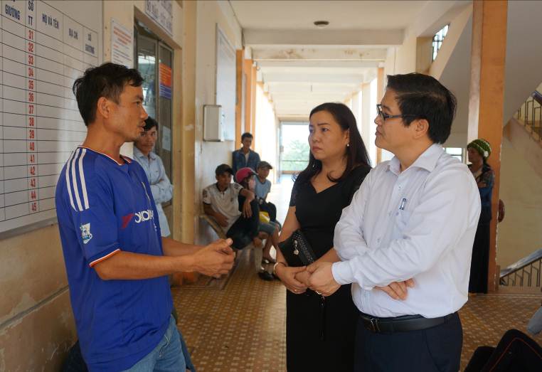 Ông Thái Văn Tài - Phó Giám đốc Sở GDĐT ân cần, thăm hỏi, động viên cháu An và gia đình tại Bệnh viện Đa khoa tỉnh Đắk Lắk