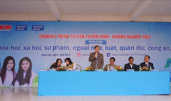 Đại diện Bộ GDĐT giải đáp thắc mắc của các em học sinh