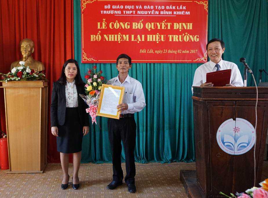 Bà Lê Thị Thanh Xuân - Phó Giám đốc Sở trao Quyết định bổ nhiệm cho ông Đỗ Văn Phong