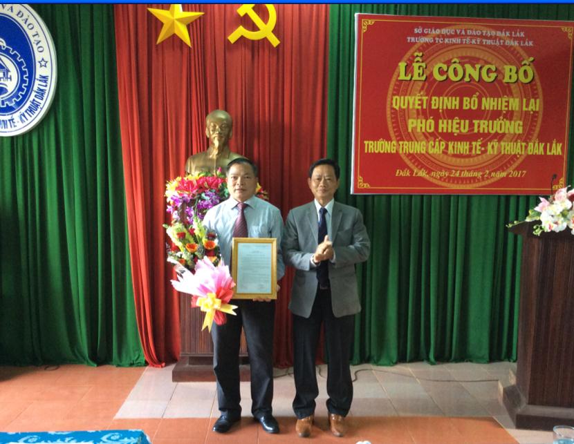 Ông Bùi Hữu Thành Cát- Phó Giám đốc Sở GDĐT trao Quyết định và tặng hoa cho ông Ngô Huy Chương