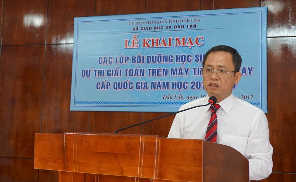 Ông Đỗ Tường Hiệp- Phó trưởng phòng Giáo dục Trung học phát biểu khai mạc lớp bồi dưỡng