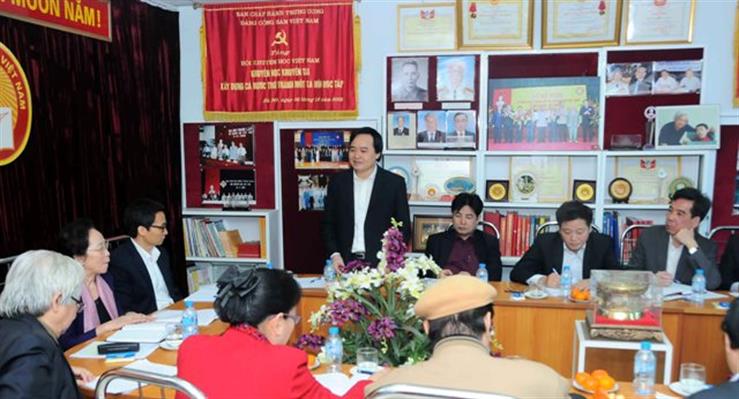Bộ trưởng Phùng Xuân Nhạ tại buổi làm việc với Hội khuyến học