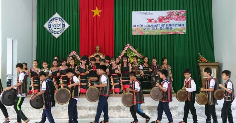 Biểu diễn cồng chiêng trong hội diễn văn nghệ kỉ niệm 34 năm ngày Nhà giáo Việt Nam