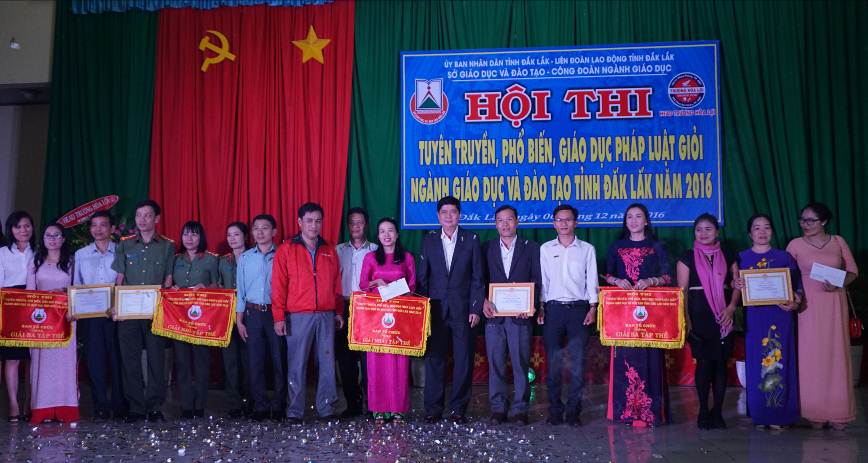 Ông Phạm Đăng Khoa – Giám đốc Sở GDĐT trao Cờ giải toàn đoàn cho các đơn vị đạt thành tích xuất sắc trong Hội thi