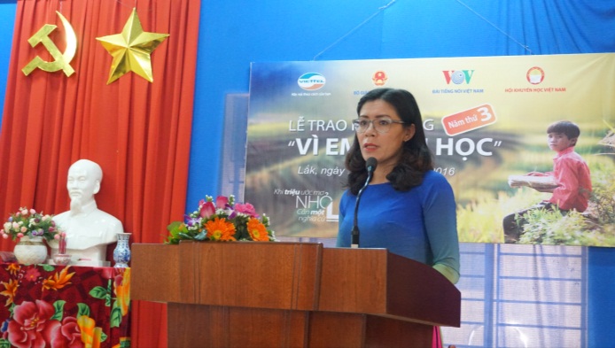 Bà Lê Thị Thảo - Trưởng phòng Chính trị tư tưởng, Sở Giáo dục và Đào tạo phát biểu tại buổi lễ