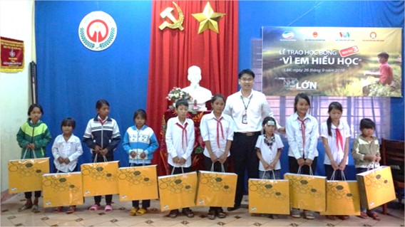 Ông Huỳnh Bá Công Tâm - Giám đốc Viettel Đắk Lắk phát biểu và trao học bổng cho các em học sinh