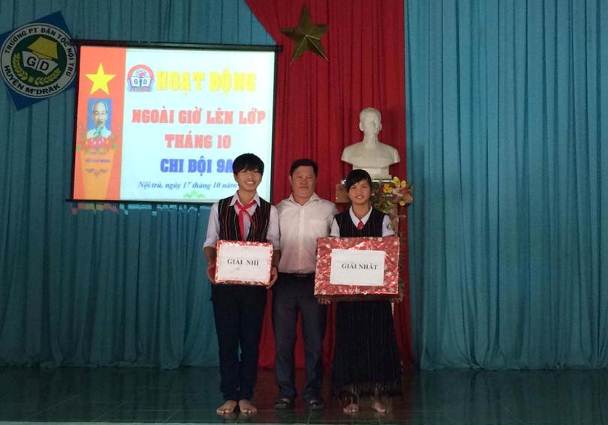 Thầy Hồ văn Giáp - Giáo viên trường PTDTNT M’Đrắk trao phần thưởng cho các đội chơi.