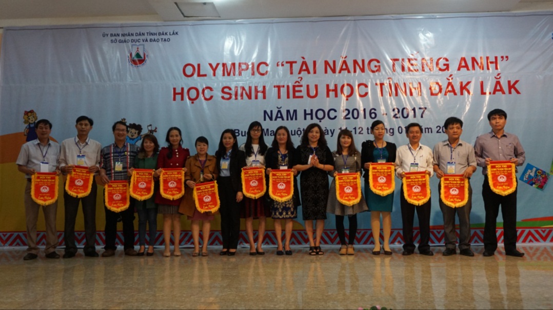 Ban Tổ chức trao Cờ lưu niệm cho các đoàn tham gia cuộc thi