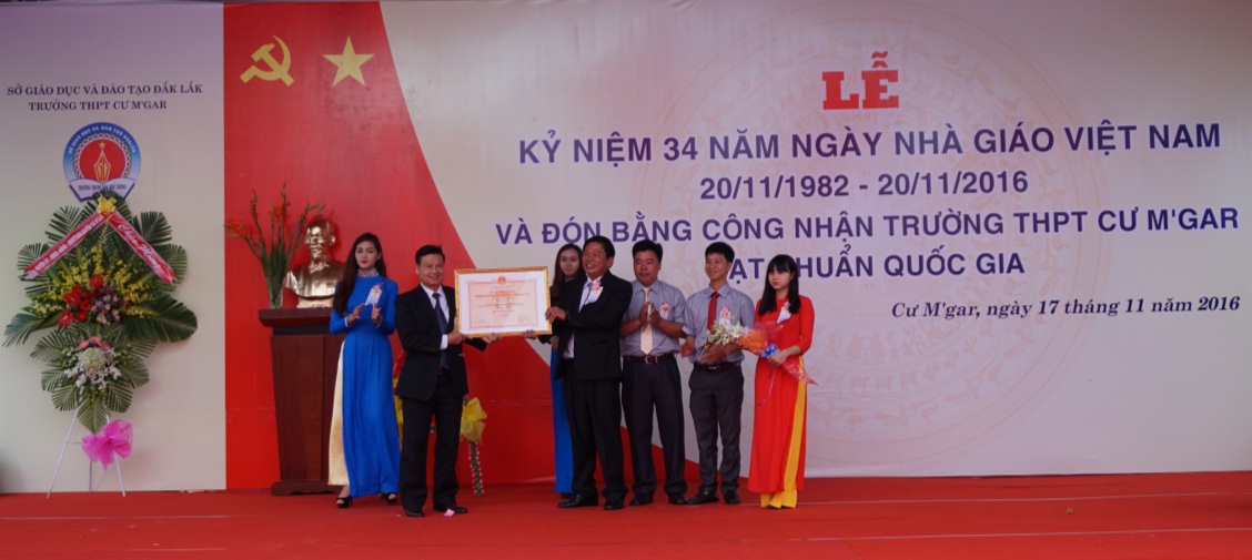 Ông Nguyễn Ngọc Quang trao Bằng chứng nhận trường THPT chuẩn Quốc gia cho trường THPT Cư M’gar