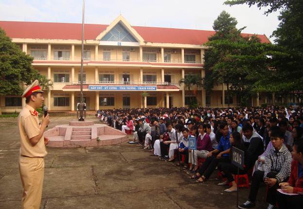 Đại úy Nguyễn Văn Hiển- Cán bộ Đội tuyên truyền Phòng CSGT trình bày về thực trạng tai nạn giao thông trên địa bàn tỉnh Đắk Lắk