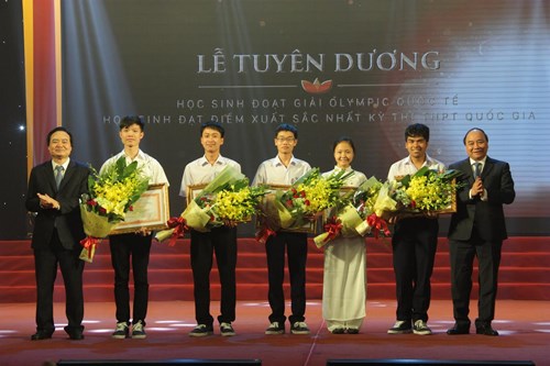 Thủ tướng Nguyễn Xuân Phúc và Bộ trưởng Phùng Xuân Nhạ tặng bằng khen cho những học sinh đạt HCV Olympic quốc tế