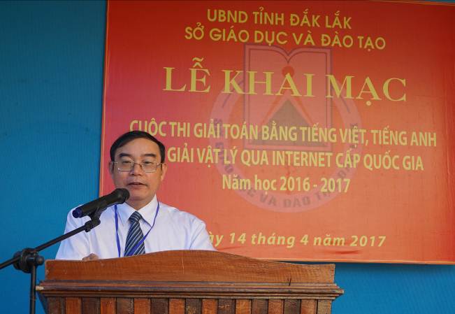 Ông Nguyễn Hữu Quát- Trưởng phòng Giáo dục  trung học  Sở Giáo dục và Đào tạo Đắk Lắk phát biểu khai mạc cuộc thi Giải Toán – Vật lý và Olympic Tiếng Anh trên internet cấp quốc gia năm học 2016-2017