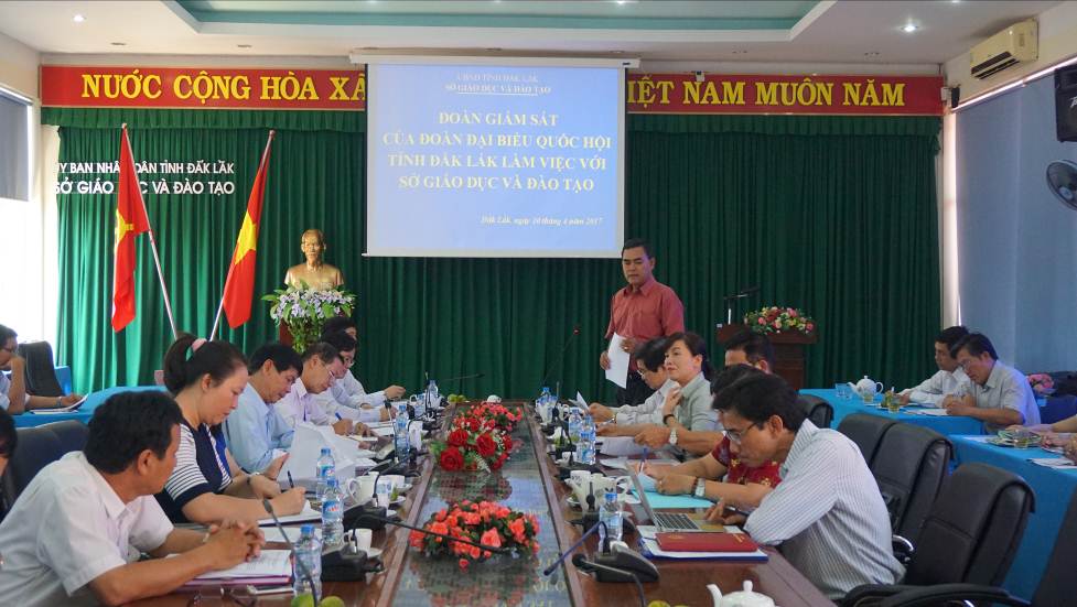 Đồng chí Y Biêr Niê- Phó Bí thư Tỉnh ủy, Chủ tịch HĐND tỉnh, Trưởng đoàn Đại biểu Quốc hội tỉnh phát biểu tại buổi làm việc