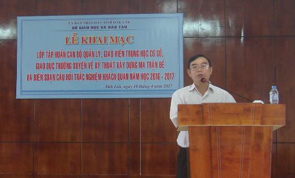 Ông Nguyễn Hữu Quát – Trưởng phòng Giáo dục trung học Sở Giáo dục và Đào tạo phát biểu khai mạc lớp tập huấn