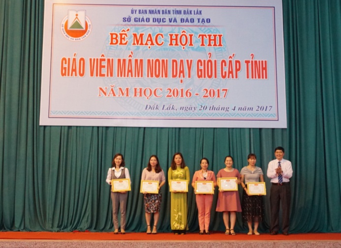 Ông Phạm Đăng Khoa - Giám đốc Sở GDĐT trao Giấy khen cho các cá nhân đạt giải Nhất, Nhì, Ba của Hội thi