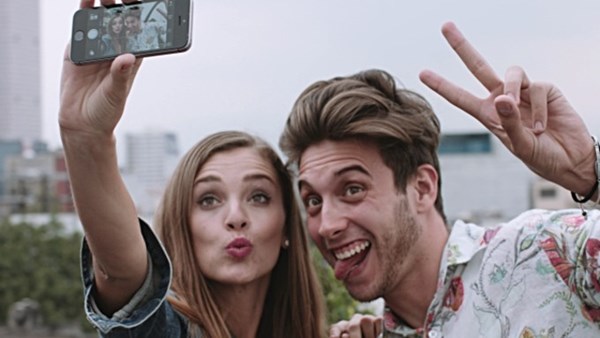 Sử dụng dấu hiệu "V" khi selfie có thể để lộ dấu vân tay của người dùng.