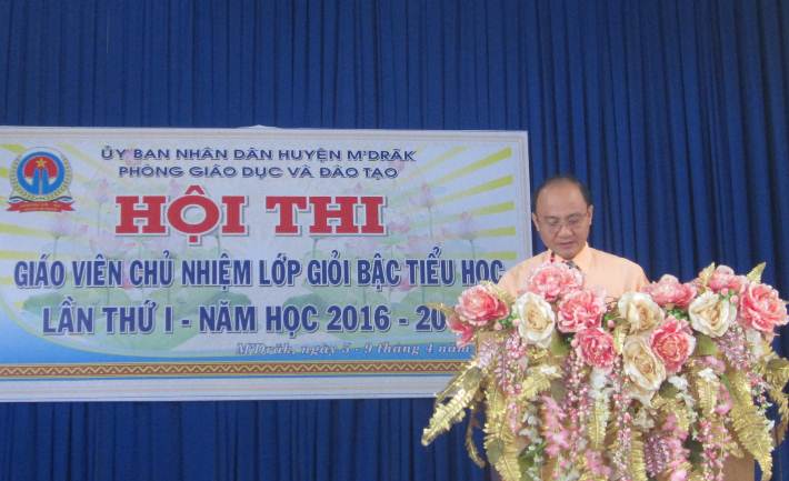 Ông Phạm Ngọc Thạch - Trưởng Phòng GD&ĐT huyện phát biểu khai mạc hội thi