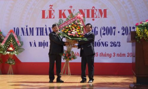 Ông Bùi Hữu Thành Cát - Phó Giám đốc Sở GDĐT phát biểu và tặng hoa chúc mừng