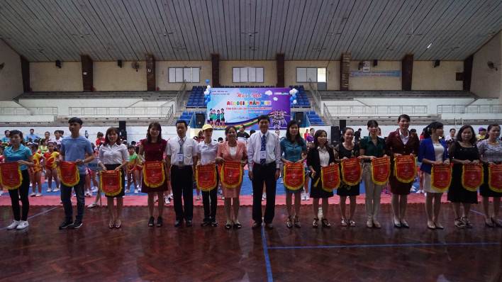 Ban Tổ chức trao Cờ lưu niệm cho các đơn vị tham gia Hội thi